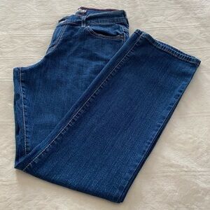 Levi’s Strauss & CO 550 relaxed boot cut women’s  dark wash size 6 short.